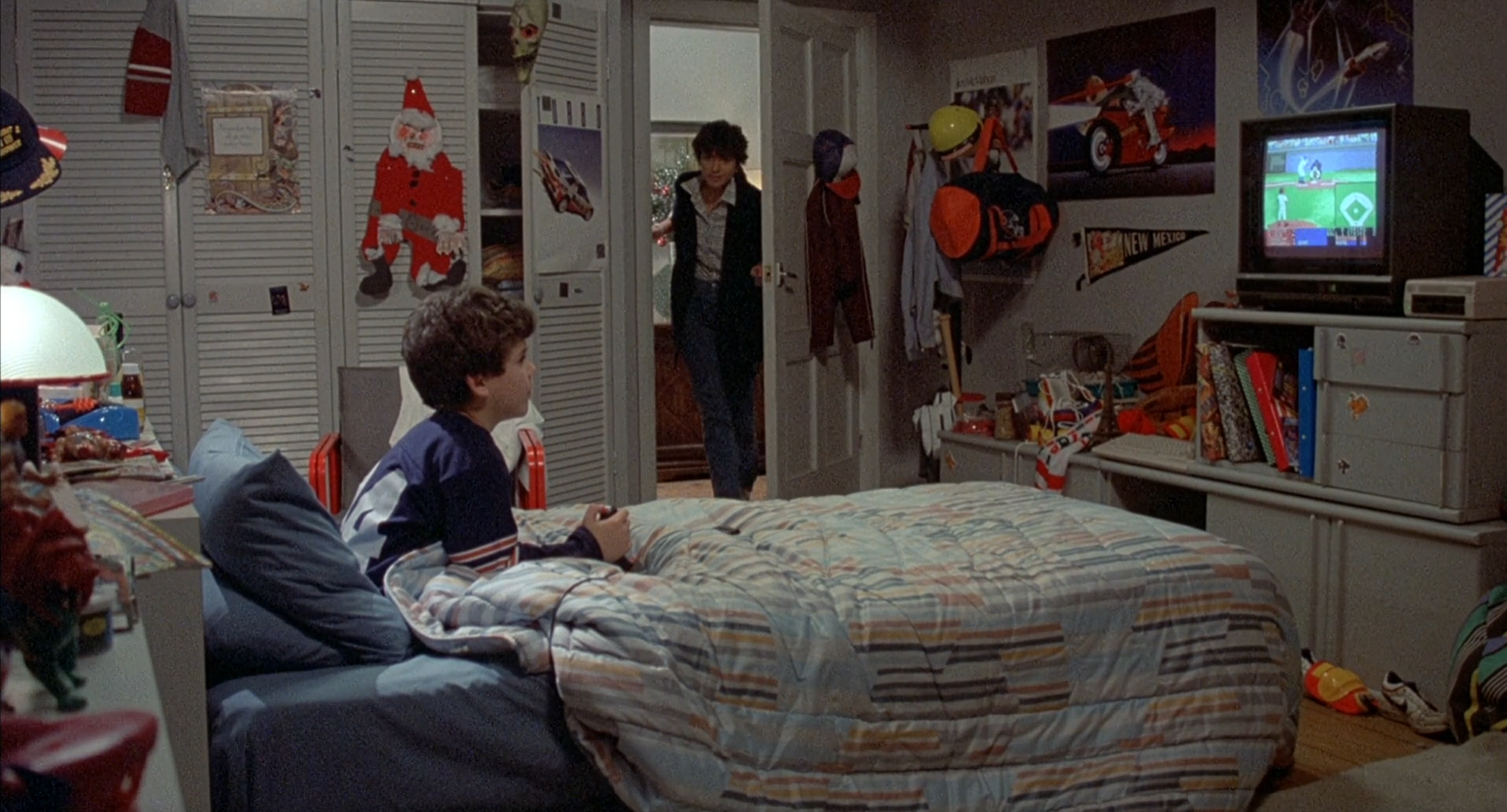 Fred Savage juega a *HardBall!* en su C64C antes de que su abuelo comience a leerle el cuento.